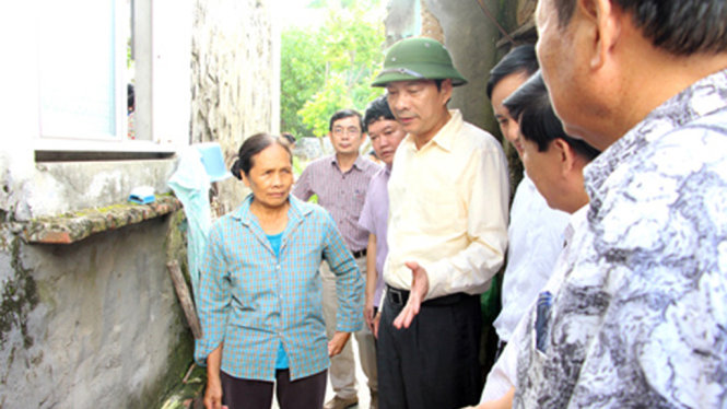 Bí thư tỉnh ủy Quảng Ninh Nguyễn Văn Đọc thực tế hiện trường tình trạng giếng nước của người dân bị nhiễm xăng dầu - Ảnh: Mạnh Trường