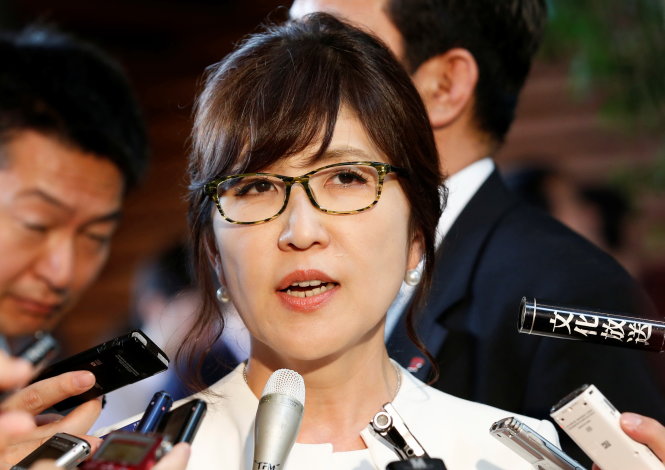 Bộ trưởng quốc phòng Tomomi Inada trả lời truyền thông ngày 3-8 tại Tokyo - Ảnh: Reuters