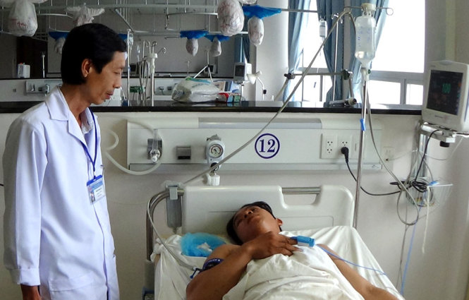 Anh Hồ đang nằm trong phòng hồi sức sau khi phẩu thuật xong - Ảnh: BỬU ĐẤU