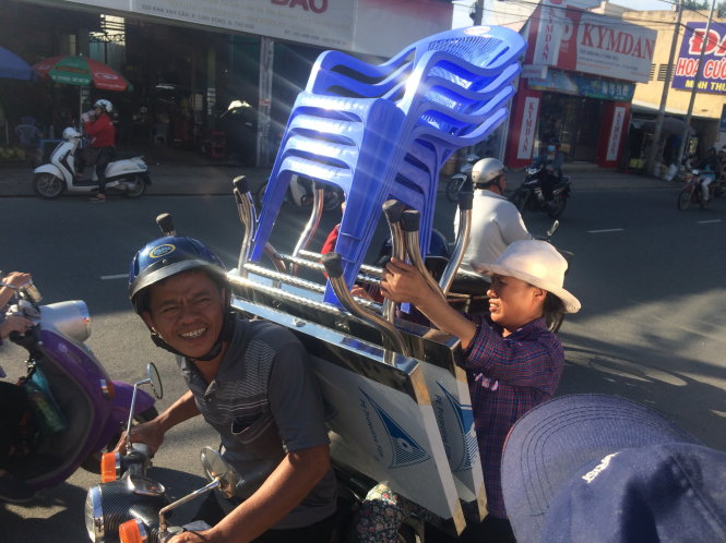 Khách hàng mua được bộ bàn ghế ưng ý tại cửa hàng đồ cũ trên đường Kha Vạn Cân (P.Linh Đông, Q.Thủ Đức)                        -Hoàng Lộc