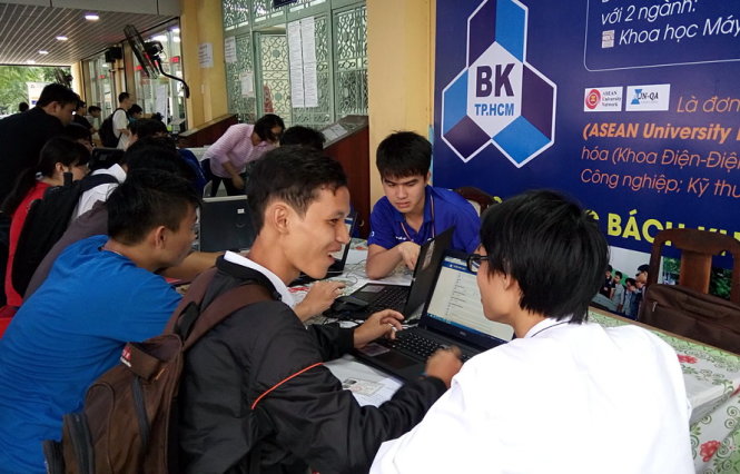 Thí sinh đăng ký xét tuyển trực tuyến tại Trường ĐH Bách khoa (ĐHQG TP.HCM) - Ảnh: CHÍ THÔNG