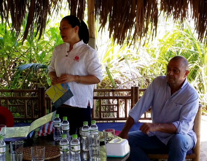 Ông Michel Scharwizel (phải), giám đốc khu du lịch Villa Louise trong buổi xin lỗi trước báo chí ngày 5-8 - Ảnh: NHẬT LINH