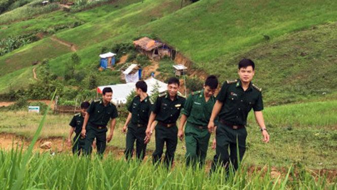 Anh em trên đường thăm dân bản về - Ảnh: My Lăng