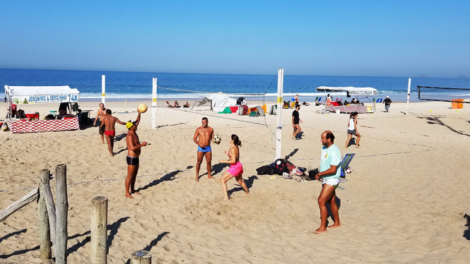 Các du khách thích thú chơi bóng chuyền bãi biển ở khu Ipanema 
Ảnh: H.Đ.