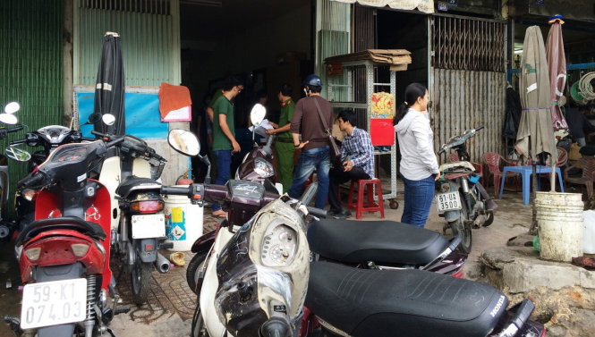 Cơ quan chức năng đang làm việc với người dân để lấy thông tin điều tra vụ việc - Ảnh: LÊ PHAN