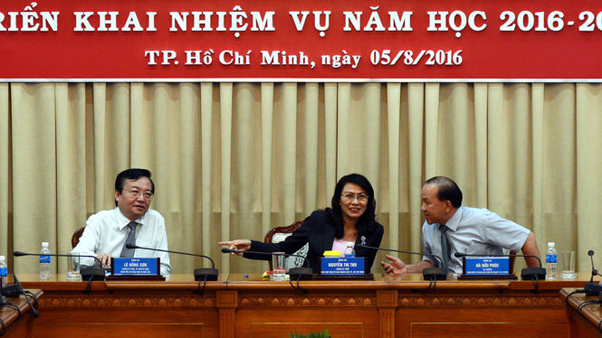 Các đại biểu ở đầu cầu TP.HCM trao đổi tại hội nghị - Ảnh: Duyên Phan