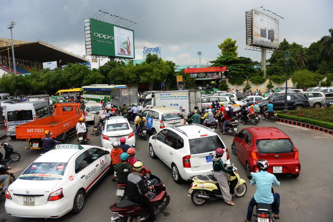 Hỗn loạn trước cửa ngõ vào sân bay Tân Sơn Nhất - Ảnh: HỮU KHOA