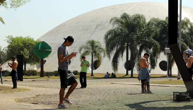 Người chơi trò Pokemon Go tại Sao Paolo, Brazil - Ảnh: REUTERS