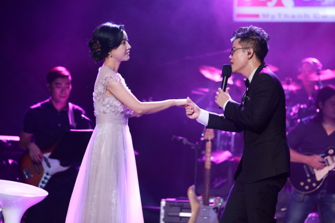 Diễn viên Hàn Quốc Han Min Chae và ca sĩ Đinh Mạnh Ninh trong chương trình Đinh Mạnh Ninh LIVE! (30-7 tại Hà Nội), chương trình đầu tiên được live streaming cả một live concert cũng như được thu âm trực tiếp đúng chuẩn phòng thu. Chương trình được đánh giá là tiên phong cho trào lưu làm show live streaming một cách chuyên nghiệp tại VN - Ảnh: MỸ THANH