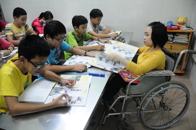 Lớp học của Yến ngoài con chữ còn có bài học vỡ lòng về nghị lực cho học trò - Ảnh: TRẦN MAI