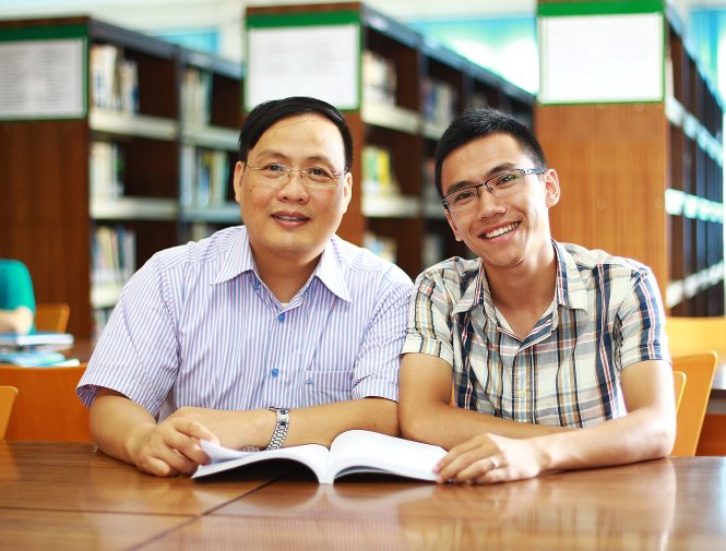 Trần Quốc Quân (phải), chủ nhân của Giải thưởng Nguyễn Văn Đạo 2016, bên người thầy hướng dẫn khoa học- GS.TSKH Nguyễn Đình Đức - Ảnh: Nguyễn Khánh