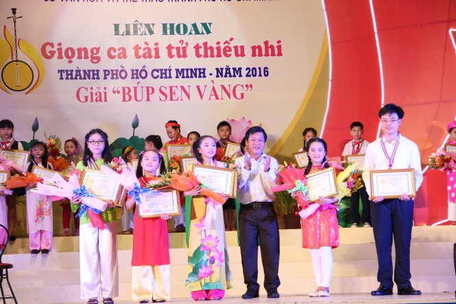 Trao huy chương vàng cho 4 tiết mục xuất sắc nhất - ảnh: Nguyễn Lộc