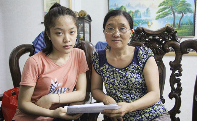 Thí sinh Trần Hương Ly và mẹ - Ảnh: D.HÒA