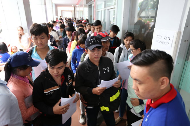 Thí sinh nộp hồ sơ xét tuyển vào Trường ĐH Công nghiệp TP.HCM. Ảnh: NHƯ HÙNG