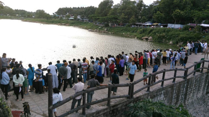 Hàng trăm người dân hiếu kỳ bao quanh Hồ Thủy Liêm để xem vì sao em này lại chết - Ảnh: BỬU ĐẤU
