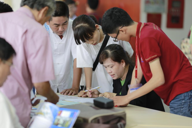 Thí sinh và phụ huynh tìm hiểu thông tin trước khi nộp hồ sơ xét tuyển ĐH 2016. Ảnh: M.G