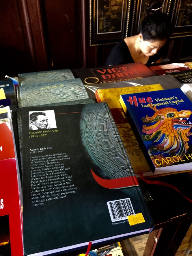 Cuốn sách Việt Nam a long history được đẩy giá từ 270.000 đồng lên 600.000 đồng tại quầy sách hậu điện di tích cung Diên Thọ (Huế) - Ảnh: THÁI LỘC