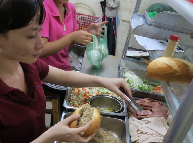 Bánh mì ở TP.HCM là món ăn hấp dẫn khách trong và ngoài nước - Ảnh: T.T.D.