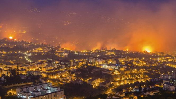 Lửa cháy bừng bừng gần thành phố Funchal, đảo Madeira, Bồ Đào Nha hôm 9-8 - Ảnh: EPA