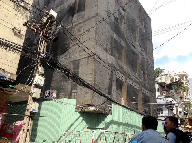 Lô D, chung cư Cô Giang (P. Cô Giang, quận 1) đang được tháo dỡ - Ảnh NGỌC HÀ