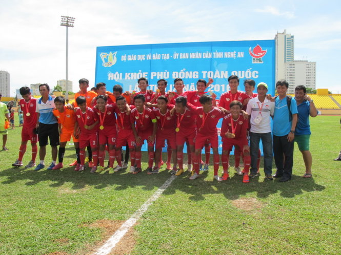 Đội bóng đá nam THPT TP.HCM đoạt HCV Hội khỏe Phù Đổng 2016 dù thua Bình Dương 0-2 ở trận bán kết. Lý do là đội Bình Dương vi phạm điều lệ giải và bị loại khỏi HKPĐ. Ảnh: HỒ VĂN