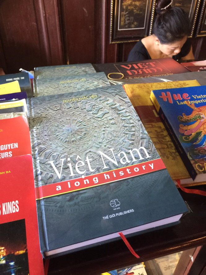 Một số đầu sách bày bán trong Đại nội bị khách hàng phàn nàn là bán với giá “cắt cổ” - Ảnh: THÁI LỘC