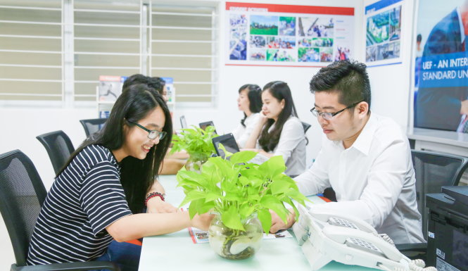 Thí sinh nộp hồ sơ xét tuyển ĐH năm 2016. Ảnh: M.G