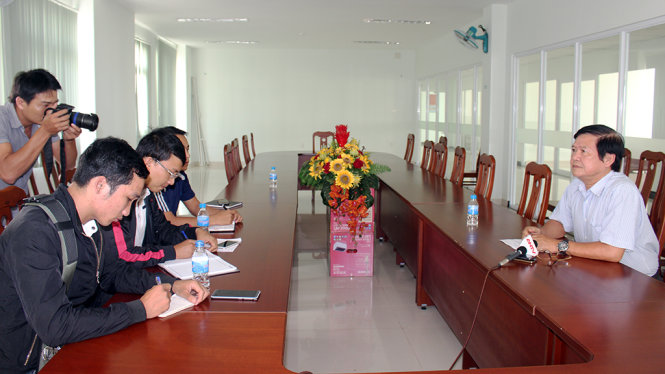 Bác sỹ Lý Ngọc Anh - giám đốc bệnh viện đa khoa Cao Nguyên trả lời báo chí sau khi sự việc xảy ra - Ảnh: THÁI THỊNH