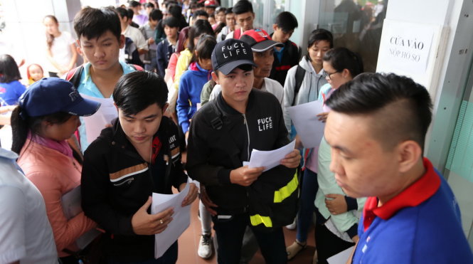 Thí sinh nộp hồ sơ xét tuyển ĐH năm 2016 - Ảnh: NHƯ HÙNG