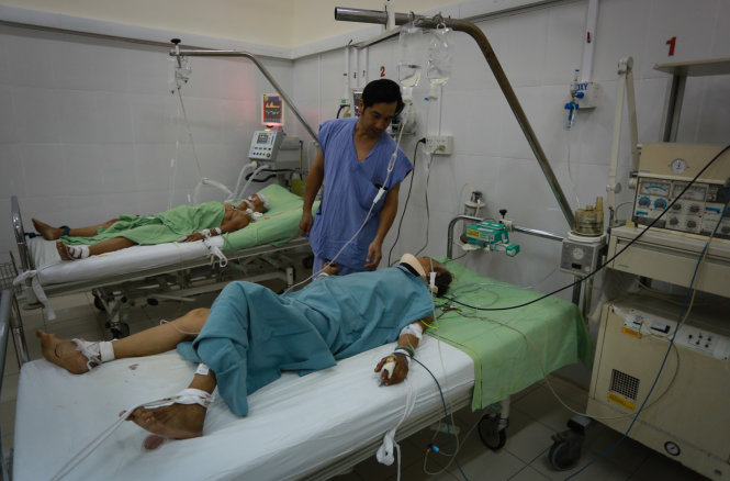 Các nạn nhân đang được cấp cứu tại Bệnh viện đa khoa tỉnh Khánh Hòa - Ảnh: TIẾN THÀNH