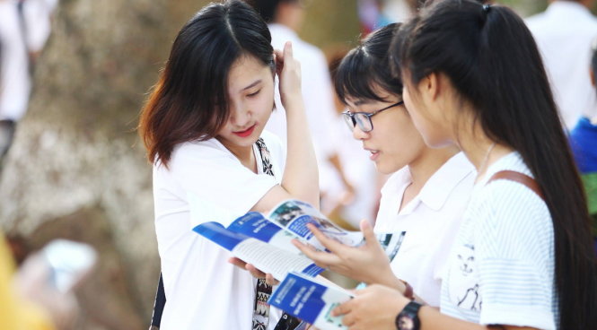 Thí sinh tìm hiểu thông tin tuyển sinh vào các ngành, các trường ĐH năm 2016 - Ảnh: NGUYỄN KHÁNH