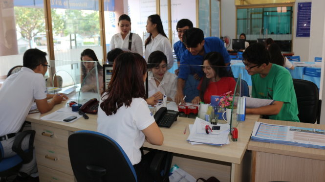 Thí sinh nộp hồ sơ xét tuyển ĐH năm 2016. Ảnh: M.G