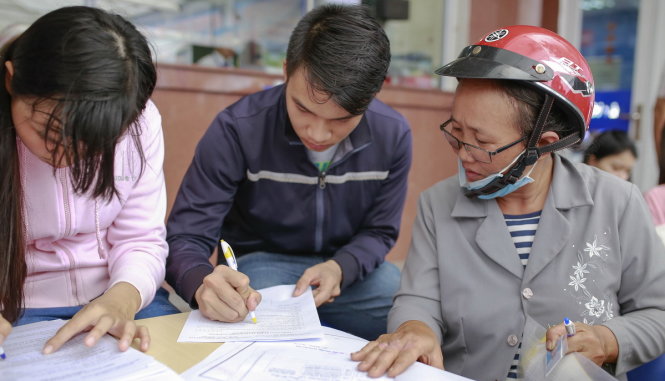 Thí sinh làm hồ sơ xét tuyển ĐN năm 2016. Ảnh: M.G