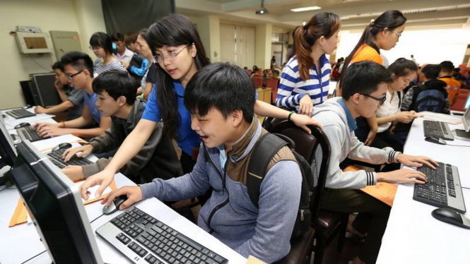 Thí sinh đăng ký xét tuyển trực tuyến tại Trường ĐH Khoa học tự nhiên TP.HCM - Ảnh: NHƯ HÙNG