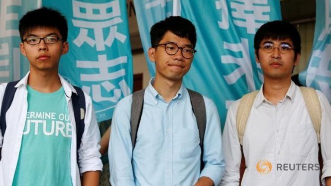 Các lãnh đạo sinh viên Hồng Kông (từ trái sang): Hoàng Chi Phong, Nathan Law và Alex Chow - Ảnh: Reuters
