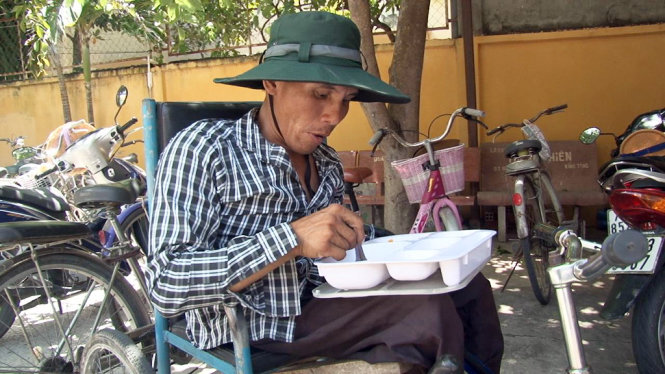 Người bán vé số ấm lòng với những bữa cơm miễn phí - Ảnh: LONG SA