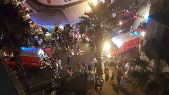Xe cấp cứu lao tới nơi xảy ra giẫm đạp - Ảnh: JeremyDjian/Emergenza24