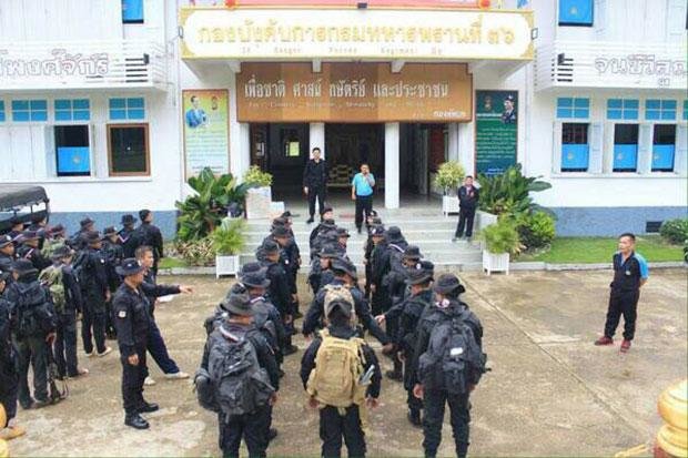 Binh sĩ tập trung tại Mae Hong Son trước khi tham gia tìm kiếm 5 cán bộ trên chiếc trực thăng mất tích - Ảnh: Bangkok Post