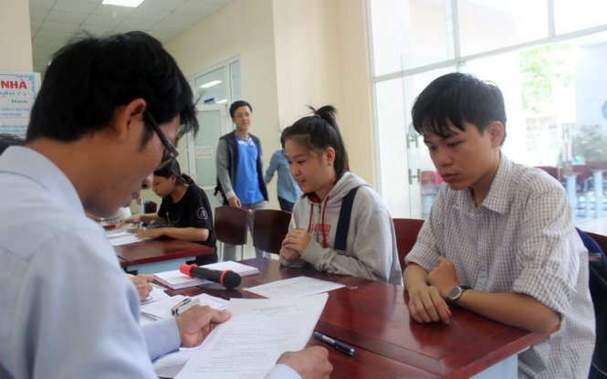 Thí sinh nộp hồ sơ đăng ký xét tuyển ĐH năm 2016 - Ảnh: HẢI QUÂN