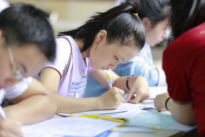 Thí sinh ghi hồ sơ đăng ký xét tuyển ĐH năm 2016 - Ảnh: M.G.