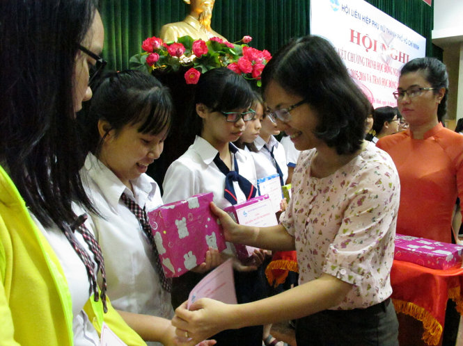 Chị Vương Thanh Liễu, phó bí thư Thành đoàn TP.HCM, trao học bổng Nguyễn Thị Minh Khai năm học 2016-2017 - Ảnh: K.ANH