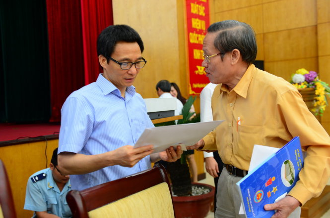 Phó thủ tướng Vũ Đức Đam trao đổi với đại diện các doanh nghiệp tại buổi làm việc ở cảng Tân Cảng Cát Lái sáng 18-8 - Ảnh: QUANG ĐỊNH
