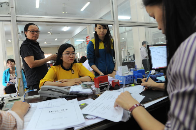 Các chuyên gia đề nghị nên chọn lĩnh vực liên quan nhiều đến người dân để “thông minh hóa” trước. Trong ảnh: người dân làm thủ tục nhà đất tại UBND Q.Tân Phú, TP.HCM - Ảnh: TỰ TRUNG