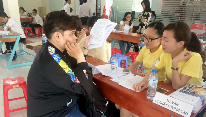 Thí sinh trúng tuyển nộp giấy chứng nhận kết quả tuyển sinh và nhập học tại Trường ĐH Ngân hàng TP.HCM sáng 19-8. Ảnh: M.G