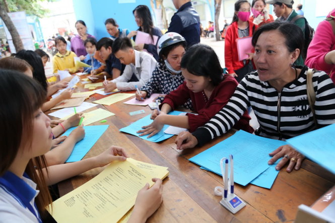 Thí sinh và phụ huynh nộp hồ sơ đăng ký xét tuyển đợt 1 tại Trường ĐH Công nghiệp thực phẩm TP.HCM - Ảnh: NHƯ HÙNG