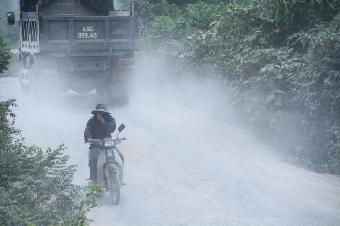 Bụi phủ kín, đường sá tan nát…là thực trạng đang xảy ra ở xã Hòa Nhơn do khai thác đá - Ảnh: HỮU KHÁ