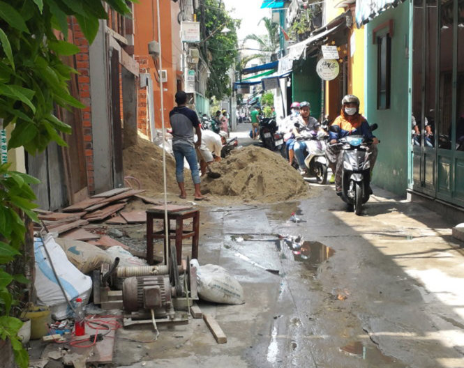 Đổ đất cát chắn hết đường đi trong hẻm - Ảnh: UYÊN TRINH