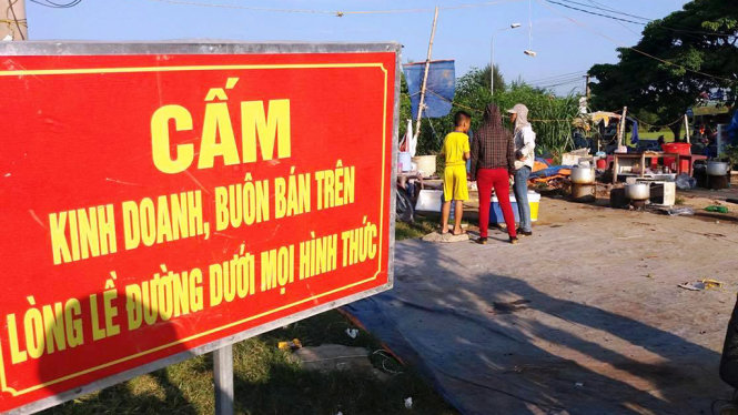 Các hộ buôn bán hàng rong trước khu vực cổng Bệnh viện Hữu nghị Đa khoa Nghệ An - Ảnh: DOÃN HÒA