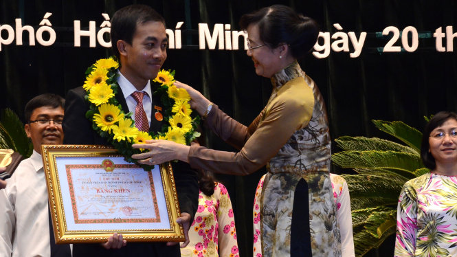 Bà Nguyễn Thị Quyết Tâm - phó bí thư Thành ủy TP trao hoa, bằng khen cho cá nhân đạt giải thưởng Tôn Đức Thắng - Ảnh: VŨ THỦY