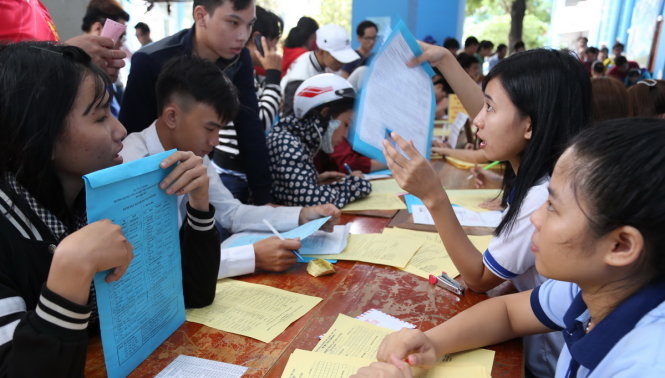 Thí sinh nộp hồ sơ xét tuyển năm 2016 - Ảnh: NHƯ HÙNG